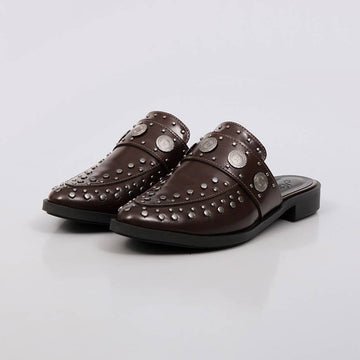 Positano - Mule Feminino Tachas Metálicas Bico Fino Marrom