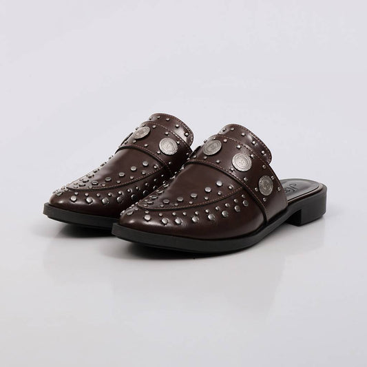 Positano - Mule Feminino Tachas Metálicas Bico Fino Marrom