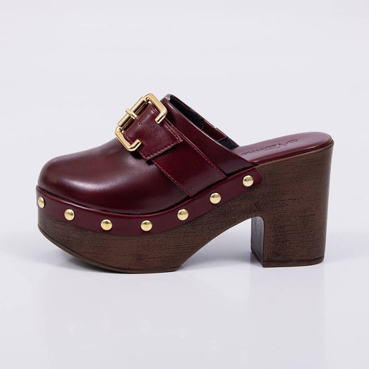 Isis - Tamanco Feminino Plataforma Meia Pata Tachas Vermelho