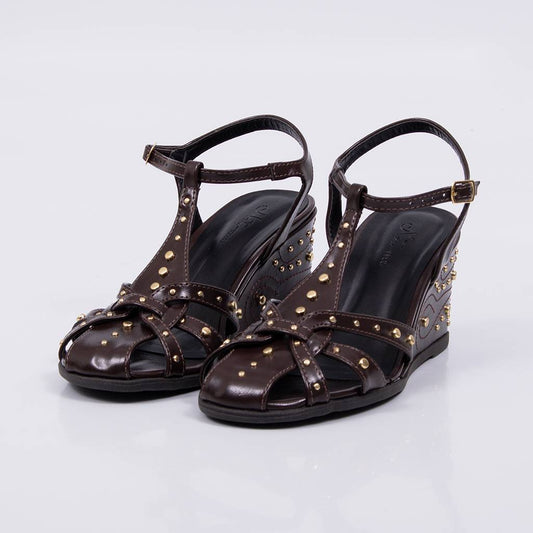 Quênia - Sandália Feminina Anabela Tachas Douradas Marrom