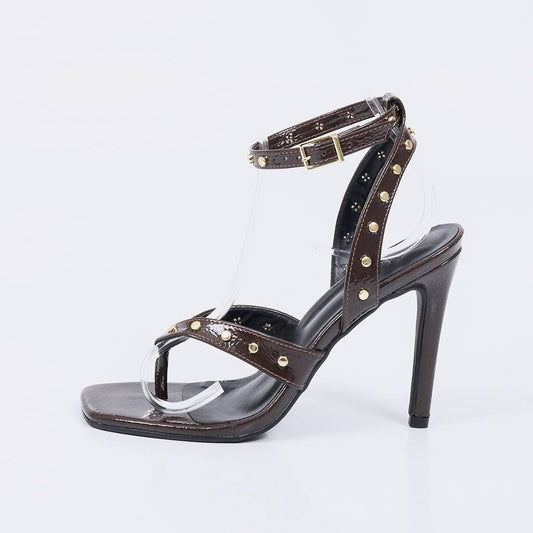 Texas - Sandália Feminina Salto Fino Verniz Tiras Tachas Marrom