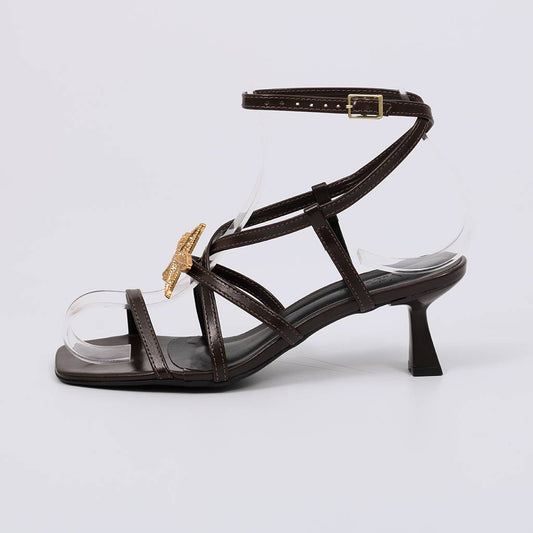 Caterine - Sandália Feminina Salto Médio Tiras Estrela Marrom