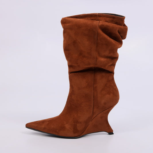 Nara – Bota Feminina Slouchy Camurça Salto Anabela Caramelo