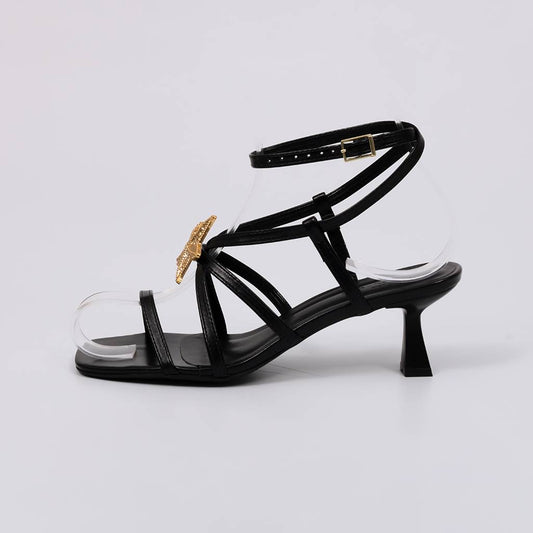 Caterine - Sandália Feminina Salto Médio Tiras Estrela Preto