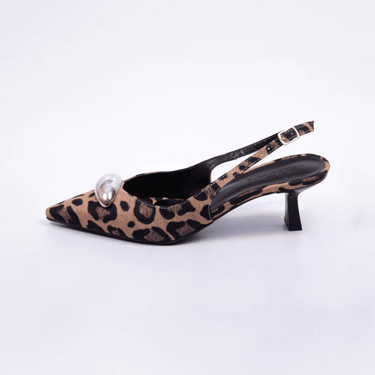 Milano - Scarpin Feminino Bico Fino Aplicação Slingback Onça