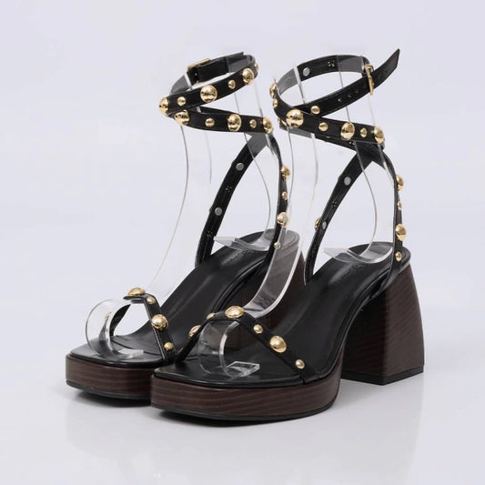 Morgana - Sandália Feminina Salto Bloco Tachas Douradas Preto