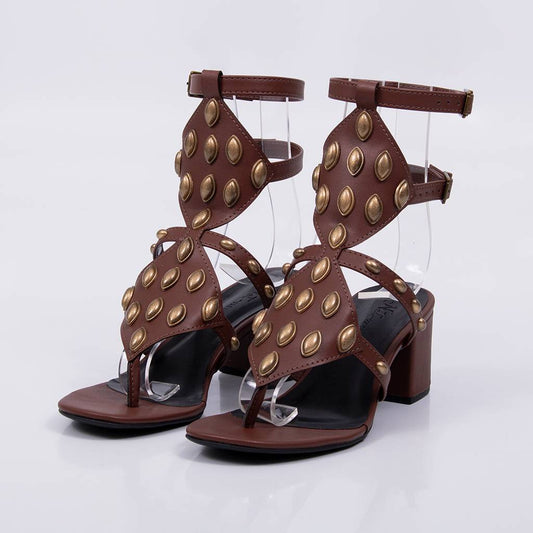 Nairóbi - Sandália Feminina Tachas Douradas Salto Bloco Marrom