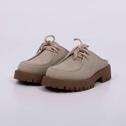 Emily - Mule Feminino Tratorado Camurça com Cadarço Off White