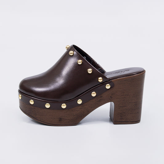 Catrina - Tamanco Feminino Meia Pata Tachas Douradas Marrom