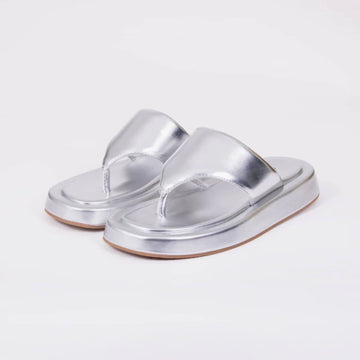 Isis - Chinelo Feminino Flatform Tiras de Dedo Prata