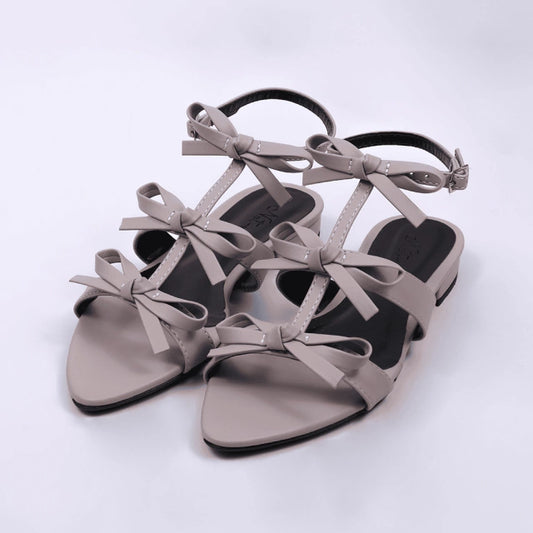 Lynn - Sandália Feminina Rasteira Bico Folha Aplicação em Laço Cinza
