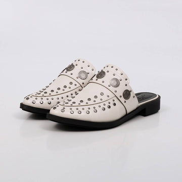 Positano - Mule Feminino Tachas Metálicas Bico Fino Off-white