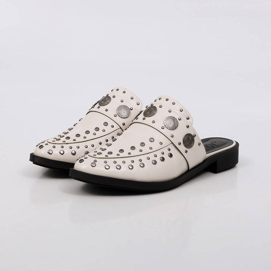 Positano - Mule Feminino Tachas Metálicas Bico Fino Off-white