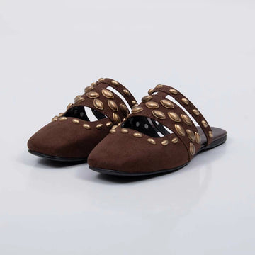 Nilo - Mule Feminina Rasteira Tachas Douradas Marrom Escuro