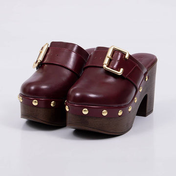 Isis - Tamanco Feminino Plataforma Meia Pata Tachas Vermelho