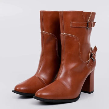 Vegas - Bota Feminina Bico Redondo Salto Grosso com Aplicação Caramelo