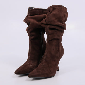 Nara – Bota Feminina Slouchy Camurça Salto Anabela Marrom Escuro