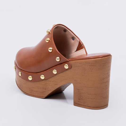 Catrina - Tamanco Feminino Meia Pata Tachas Douradas Caramelo