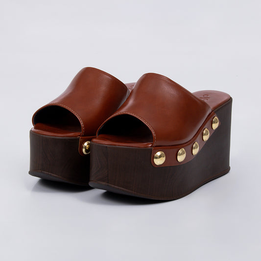 Giza - Tamanco Anabela Feminina Plataforma Tachas Douradas Caramelo