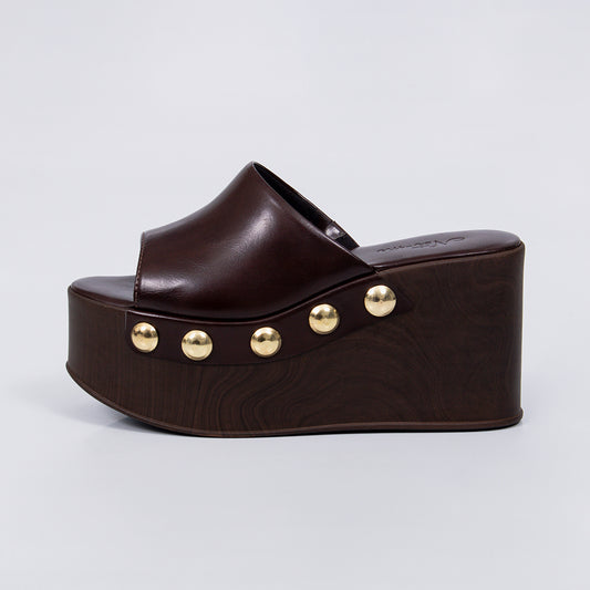 Giza - Tamanco Anabela Feminina Plataforma Tachas Douradas Marrom Escuro