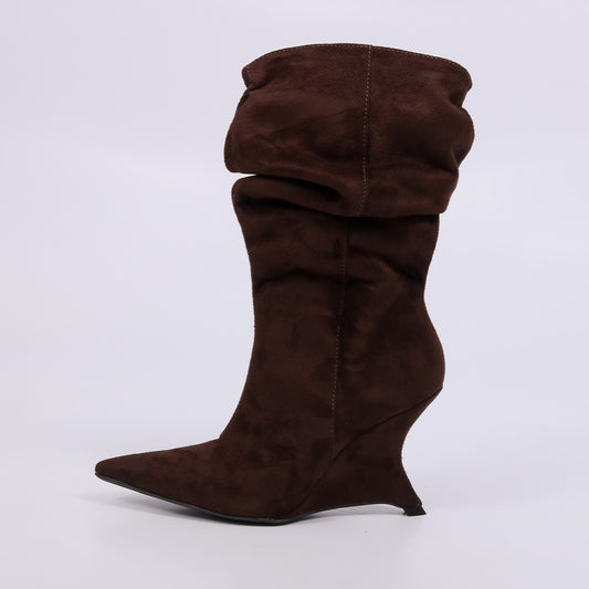 Nara – Bota Feminina Slouchy Camurça Salto Anabela Marrom Escuro
