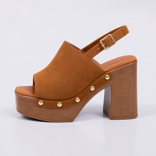 Netuno - Sandália Feminina Meia Pata Salto Bloco Tachas Caramelo