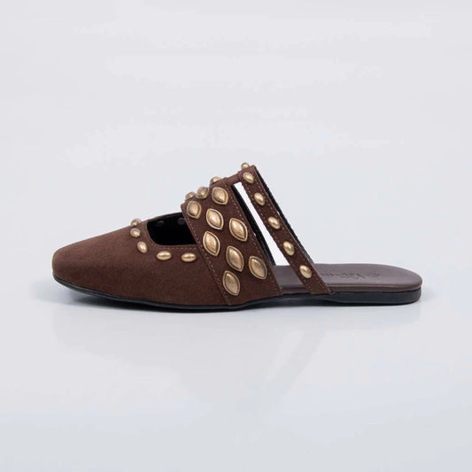 Nilo - Mule Feminina Rasteira Tachas Douradas Marrom Escuro