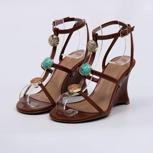 Carla - Sandália Feminina Salto Anabela Aplicações Caramelo