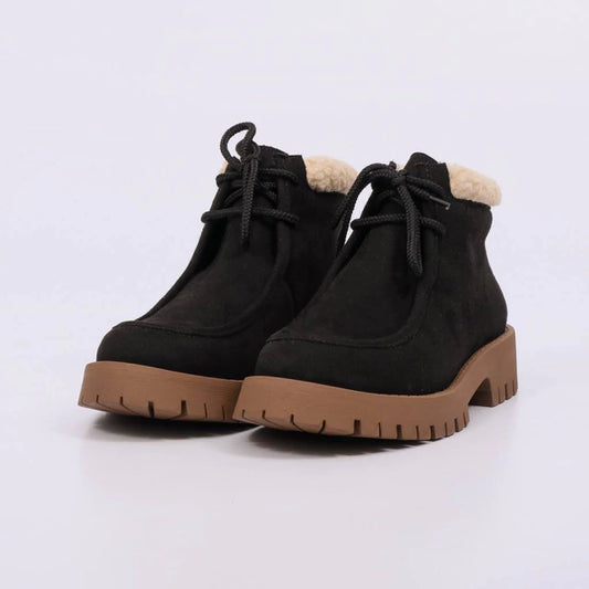 Joana - Bota Feminina Casual Cano Curto Tratorada Forrada Preta