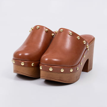 Catrina - Tamanco Feminino Meia Pata Tachas Douradas Caramelo