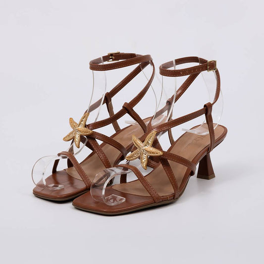 Caterine - Sandália Feminina Salto Médio Tiras Estrela Caramelo