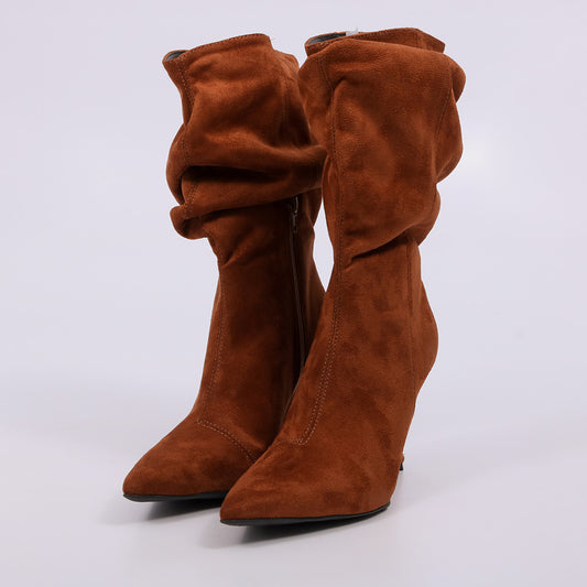 Nara – Bota Feminina Slouchy Camurça Salto Anabela Caramelo