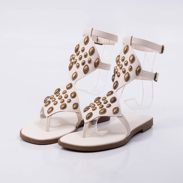 Siena - Sandália Feminina Rasteira Tachas Douradas Off-white