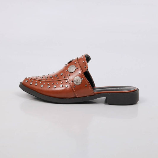 Positano - Mule Feminino Tachas Metálicas Bico Fino Caramelo
