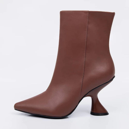 Noa - Bota Feminina Bico Fino Salto Geométrico Marrom