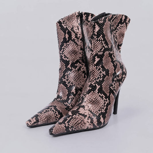 Gisele – Bota Feminina Cano Médio Salto Alto Animal Print Amendoa