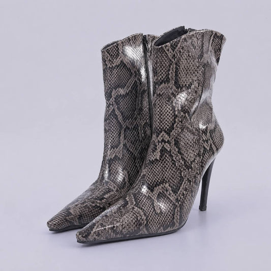 Gisele – Bota Feminina Cano Médio Salto Alto Animal Print Onix