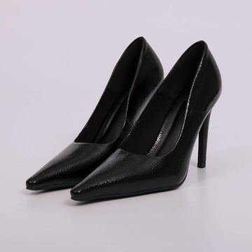 Lua – Scarpin Feminino Salto Fino Bico Fino Verniz Preto