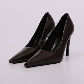 Lua – Scarpin Feminino Salto Fino Bico Fino Verniz Marrom Escuro