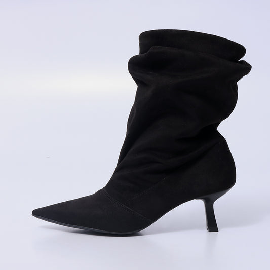 Cora – Bota Feminina Cano Médio Slouchy Salto Fino Preta