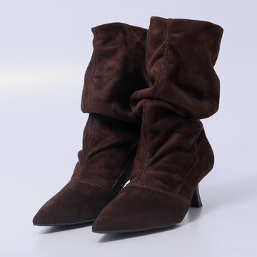 Cora – Bota Feminina Cano Médio Slouchy Salto Fino Marrom Escuro