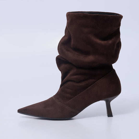 Cora – Bota Feminina Cano Médio Slouchy Salto Fino Marrom Escuro