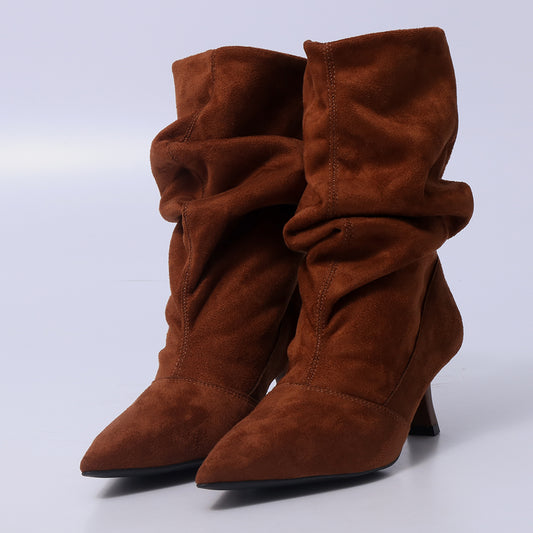 Cora – Bota Feminina Cano Médio Slouchy Salto Fino Caramelo