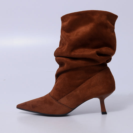 Cora – Bota Feminina Cano Médio Slouchy Salto Fino Caramelo