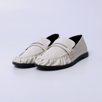 Filipa – Mocassim Feminino Bico Redondo Franzido Off White
