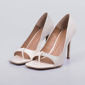 Dora – Sandália Feminina Salto Fino Dedo Envernizada Off White
