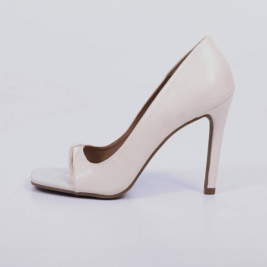 Dora – Sandália Feminina Salto Fino Dedo Envernizada Off White