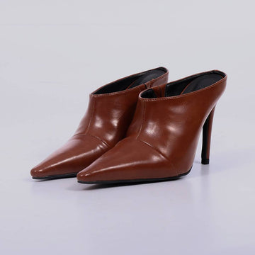 Cleo – Mule Feminino Bico Fino Salto Fino Caramelo