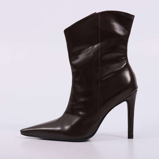 Gisele – Bota Feminina Cano Médio Salto Alto Marrom Escuro