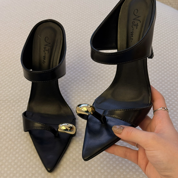 Veneza – Tamanco Feminino Salto Alto Dedo com Aplicação Metal Preto